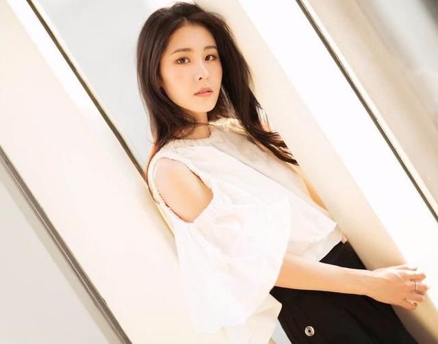 张碧晨小腿粗了两圈,网友:只是穿了一件厚棉裤而已,斤数没变!