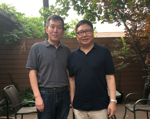 郭忠华拜访吴伯凡先生(右)