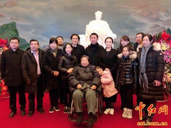 李讷儿子王效芝纪念外公诞辰125周年,曾在饭店当服务员