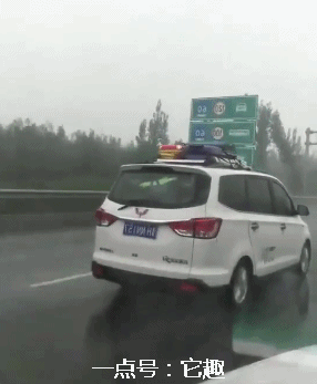 搞笑gif:大婶儿,你这样让关二爷很没面子的呀!