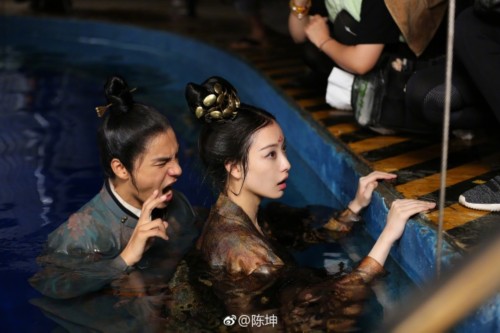 组图:陈坤倪妮组cp合作拍古装戏 水下搂脖子亲吻画面超美