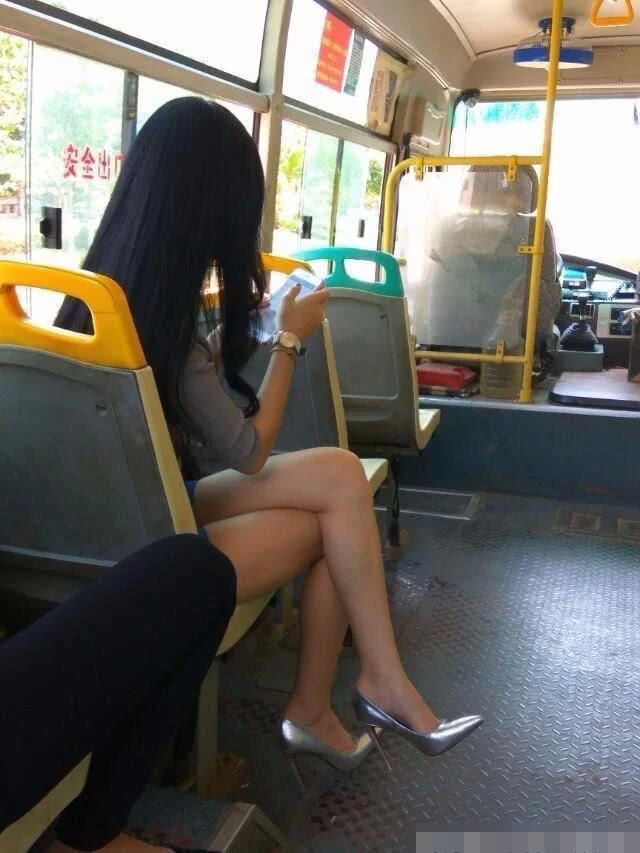 搞笑美女gif图片:妹子太猛了吧,打车都可以震坏,真的有点本事!