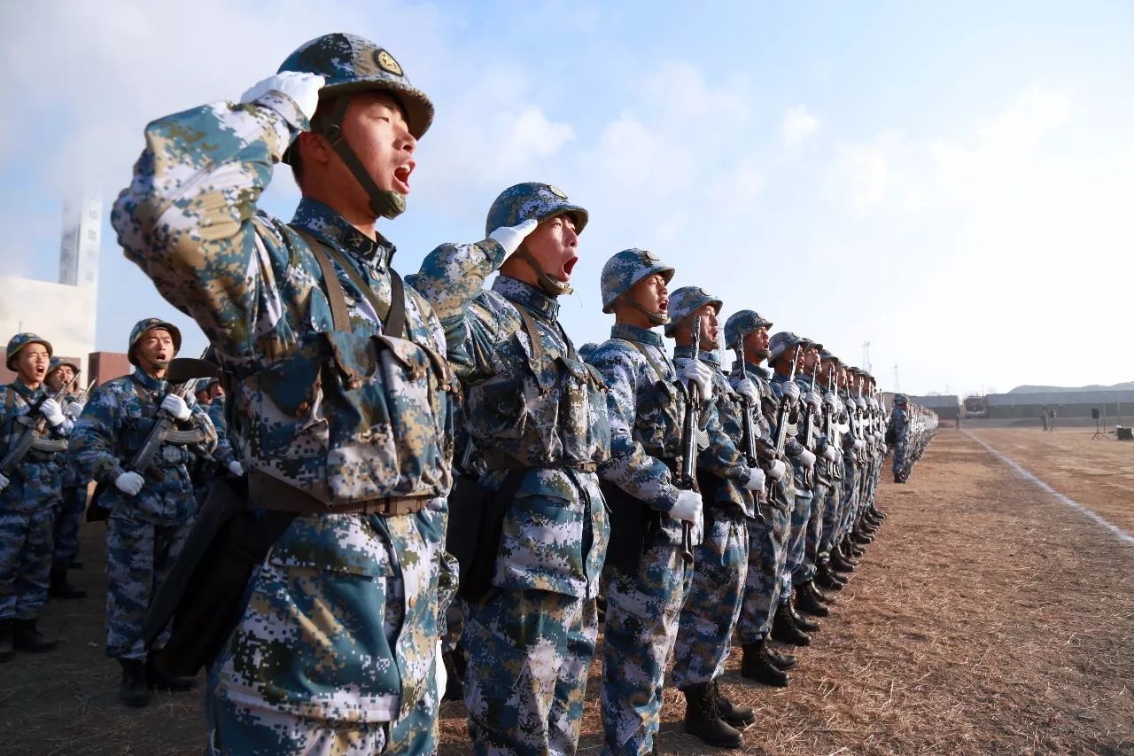 是遵循《军事训练大纲》和《新兵入伍训练教材》而展开的,既是对新