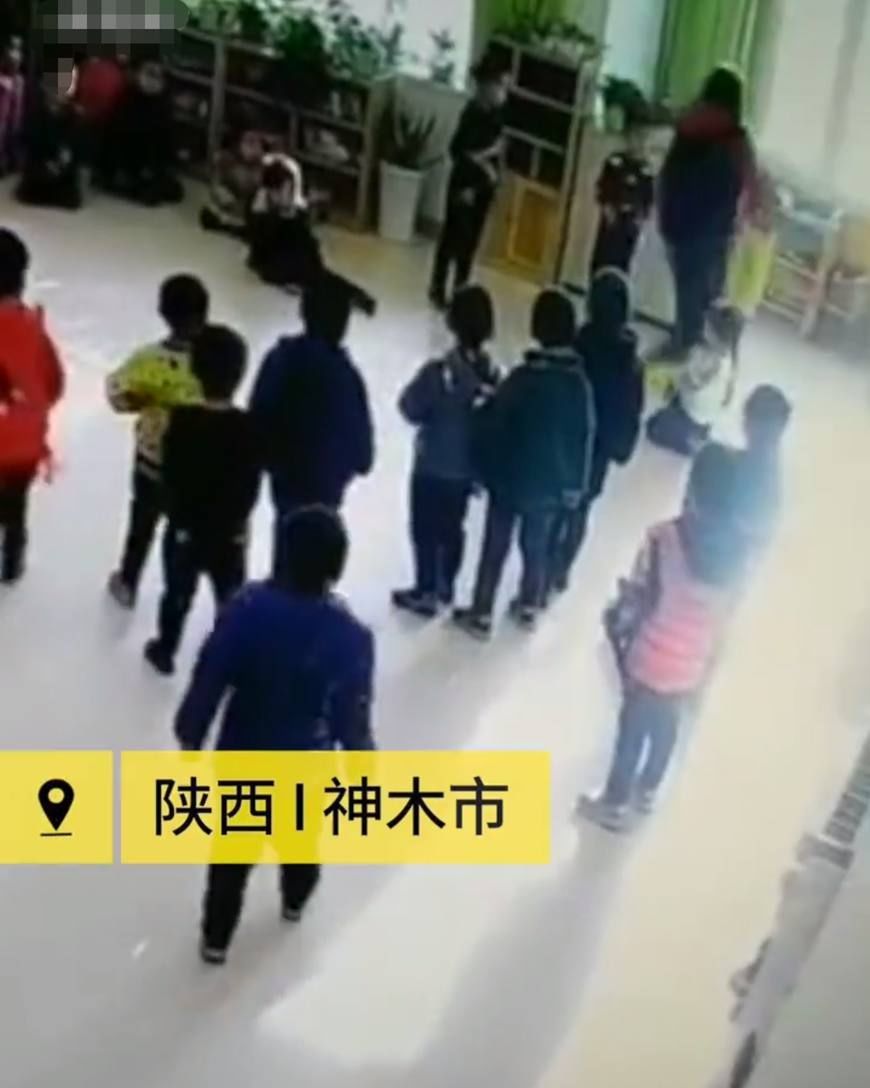 陕西某幼儿园被曝虐童,女老师对多名儿童连踢带打,令人发指