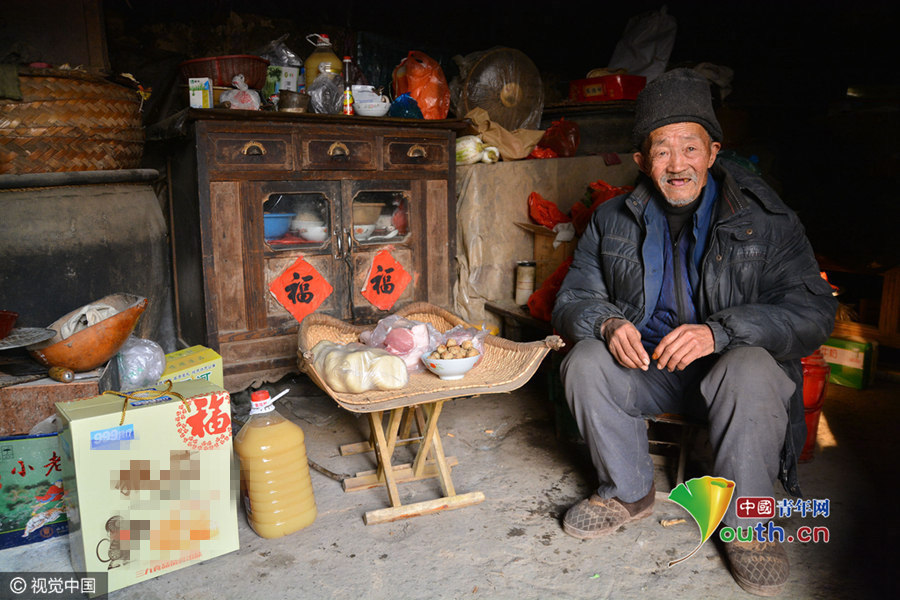 农村孤寡老人晒"年货 每人花费不超200元