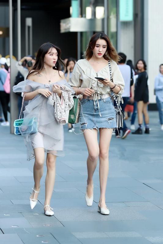 成都春熙路小姐姐街拍,穿出时尚感,穿出大长腿