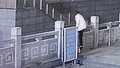 女子因感情问题欲轻生 民警飞身扑救