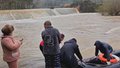 皮划艇被卷入漩涡 俩男子被困遇险