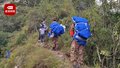 地震救援人员人背肩扛50顶帐篷 爬崎岖山路送到震区村里