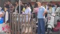 中考首日高温暴击！家长考场外花式"扇"操作，万物皆可当风扇？！