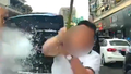 奔驰司机因路怒别停前车，下车互骂后用高尔夫球杆疯狂砸车