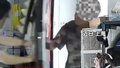 女子准备出门遭陌生大爷推门而入被吓懵