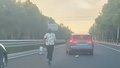 萌娃骑玩具车冲进公路三辆车围起守护