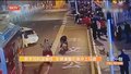 新手司机误操作 车辆撞翻石墩冲上马路