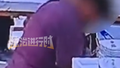 老人超市内偷东西被老板发现，都掖裤子里了 还挺多的