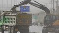 厂房彩钢顶被风吹翻阻断道路 房山相关部门迅速抢险