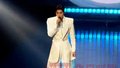 2025微博电影之夜盛典启幕，阿云嘎 黄子弘凡合唱《飞云之下》