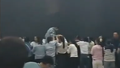 家长跪地让学生从背上踩过 学校通报：举办感恩教育活动 细节考虑不周