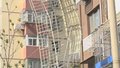 窗外护栏由于大风摇摇欲坠 社区联合消防紧急处置