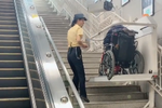 暖心！地铁工作人员助轮椅奶奶上楼梯 还照顾老爷爷