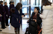 市人大代表坐轮椅报到：自由出行是残疾人最大的心愿