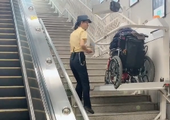 暖心！地铁工作人员助轮椅奶奶上楼梯 还照顾老爷爷