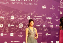 著名演员关晓彤亮相第八届北京国际电影节闭幕式红毯