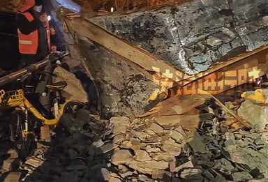 阡儿胡同牌楼塌了，大风天出行注意安全！