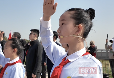 想把中国的壮美山河做成明信片送给先烈们