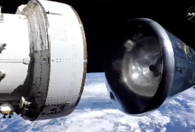 美国载人绕月飞船返回舱即将进入大气层