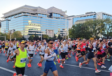 加油！北京马拉松开跑，现场直击→