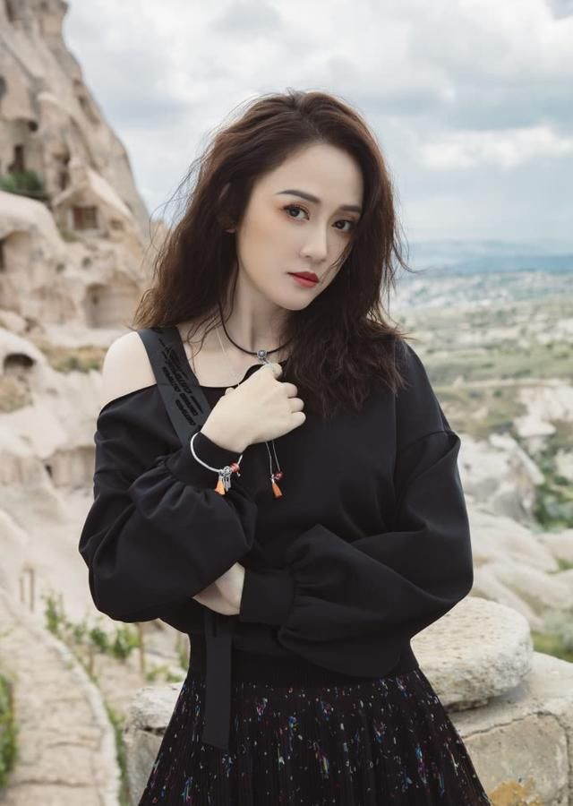 陈乔恩穿蕾丝透视裙现傲人上围,丝质睡衣秀美