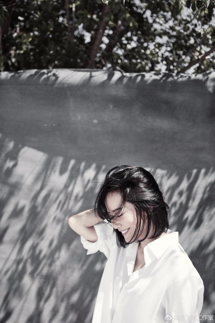 俞飞鸿穿白衬衫光脚上阵 眼神清澈大气随性 俞飞鸿穿白衬衫光脚上阵 眼神清澈大气随性