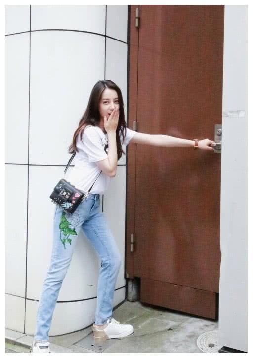 迪丽热巴的小白鞋真是别致,后脚跟踩在泥地里