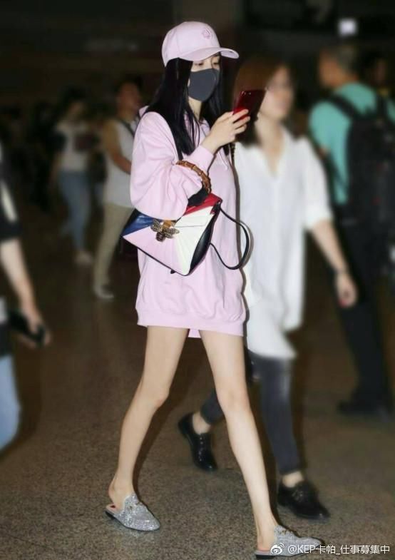 赵薇腿是怎么了?网友偶遇赵薇,才健身没几天就