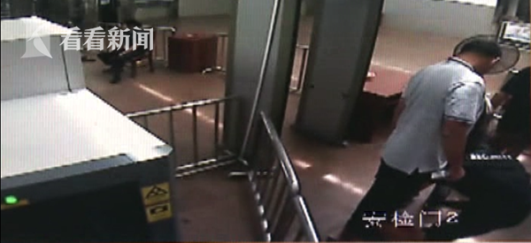 8月12日中午，一辆从湛江开往南宁的火车开始检票，这时一名神色匆匆的男子从湛江火车站安检口闯了进来，丝毫没有停下脚步的意思，负责安检的民警随即把男子拦下，一检查才发现，男子身上居然藏有易爆的雷管。