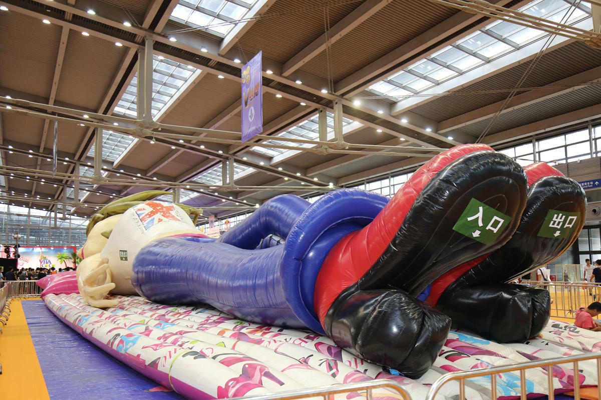 据悉这座城堡长28米、宽8米、高6米，除了造型独特吸引眼球外，其内部还有滑梯、海洋球池等娱乐设施。