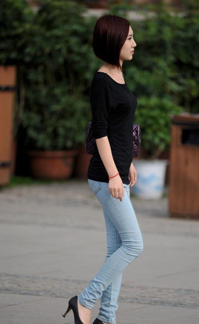 广场街拍:牛仔裤高挑身材美女,走路都带风