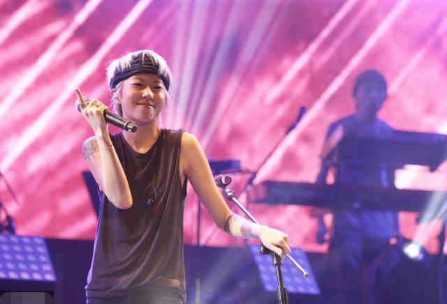 窦靖童下巴黑线纹身曾被指不忍直视,如今成时