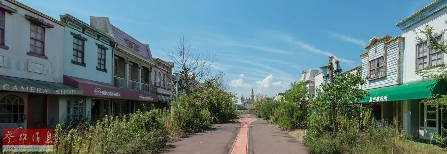 游乐园小镇杂草丛生