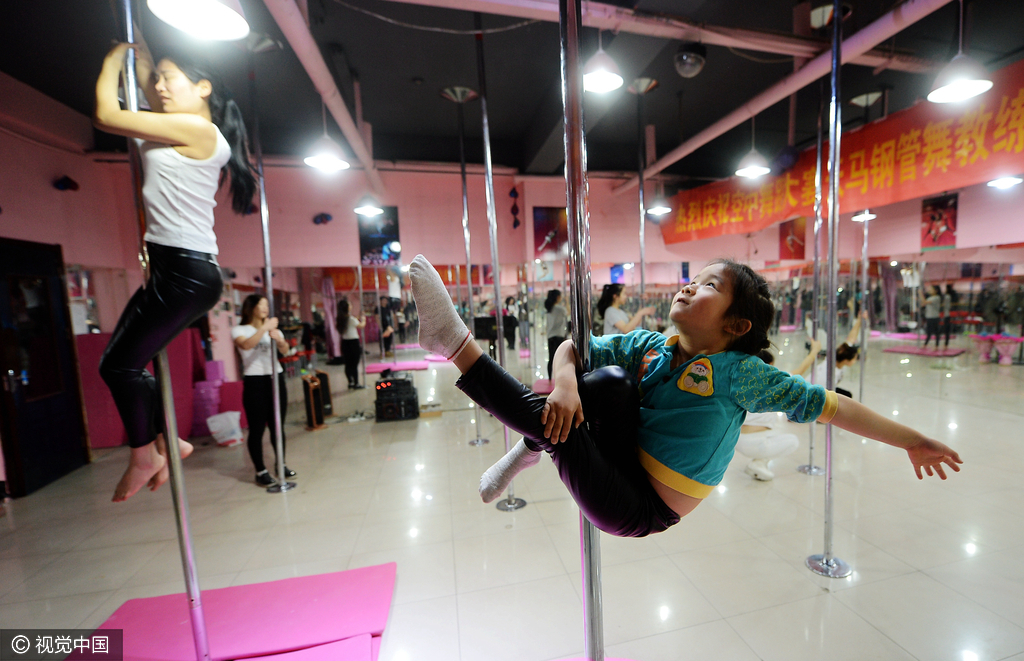 下一步钢管舞技巧成熟之后,她的父母将会支持女儿走上舞台表演.