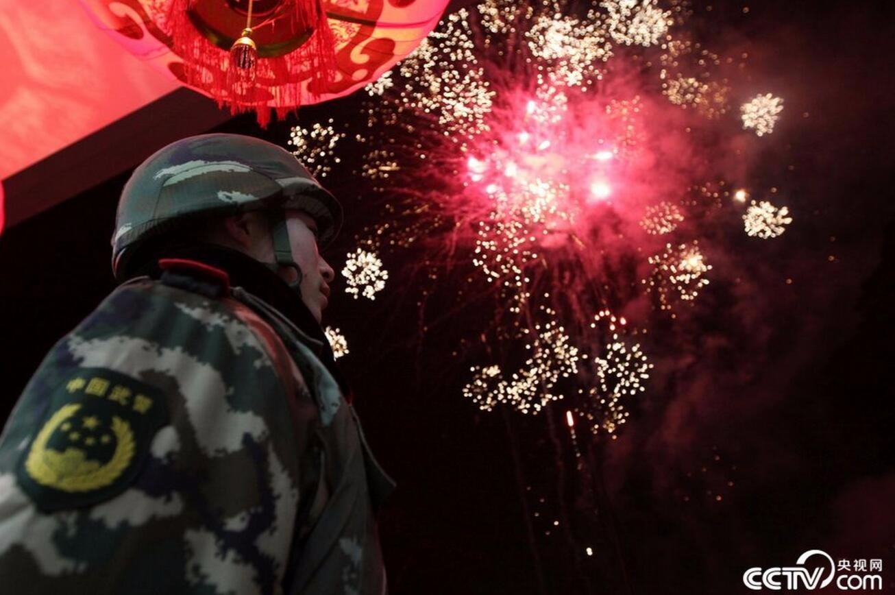 武警8710部队执勤官兵在璀璨的烟火下坚守使命.