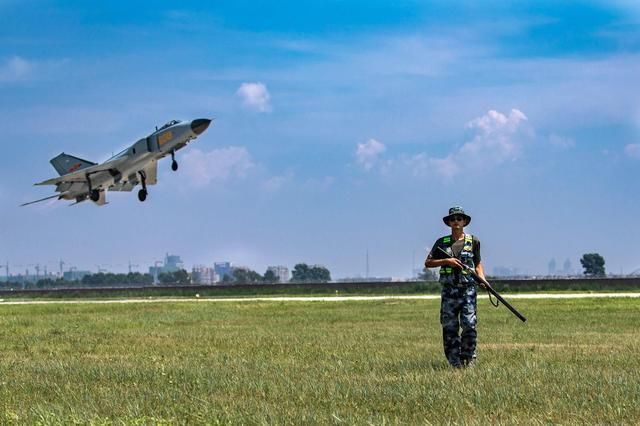 歼8战机争议超大为何还不退?空战能力连歼11