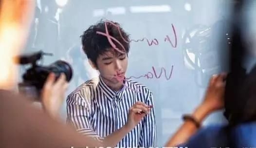 tfboys遇上口红:王俊凯写名字,王源写爱字,易烊