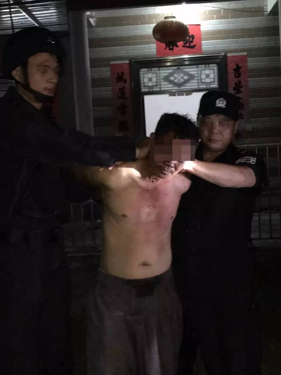 广西博白:男子砍死5人 冲上楼顶持刀与警方对峙 广西博白:男子砍死5人 冲上楼顶持刀与警方对峙