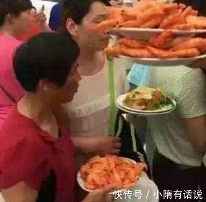 大妈国外吃自助餐,只吃名贵的大虾,老板表示:中