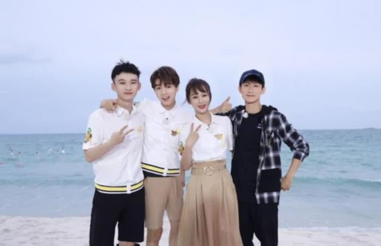 王俊凯合影搂着杨紫?照片放大后才发现真相