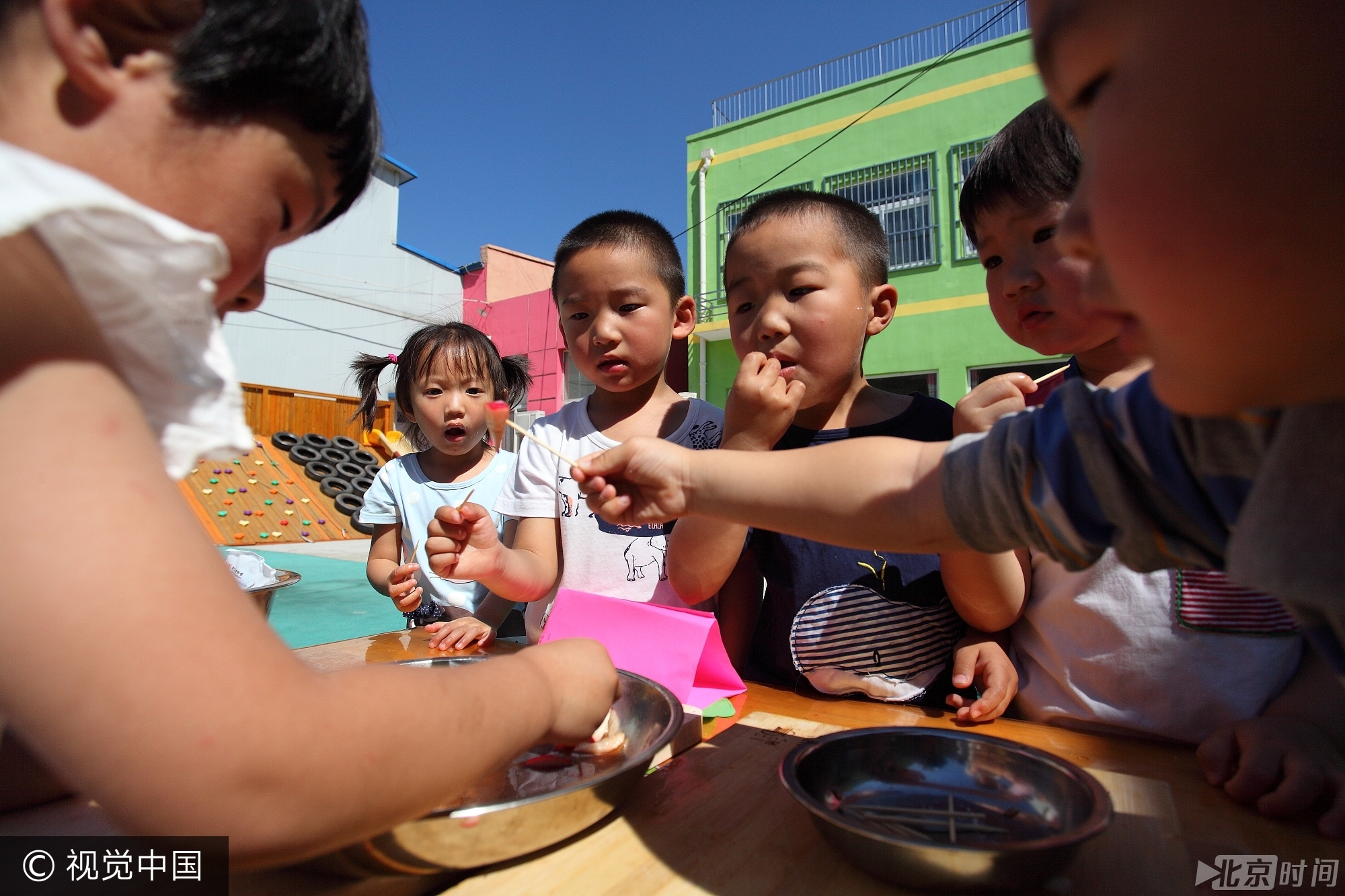 活动现场内容丰富，小孩子们都玩疯了， 孩子们用雄黄酒在小孩脑门上画王字、用艾草编花环、包粽子、制作香囊、画钟馗、赛龙舟等精彩不断， 孩子们的笑声充满着整个校园。