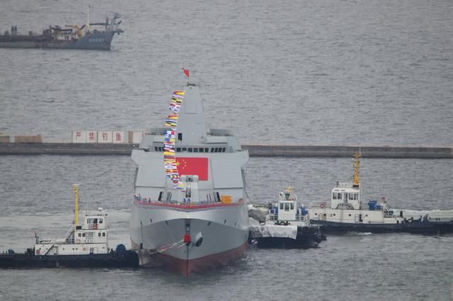 两艘中国驱逐舰同日下水 外国网友激烈争论中国实力