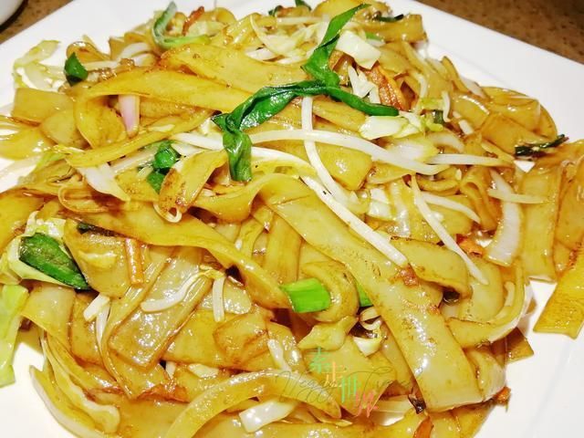 素炒河粉 素炒河粉,看颜色就知道,火候是挺不错的,感觉挺好吃的.